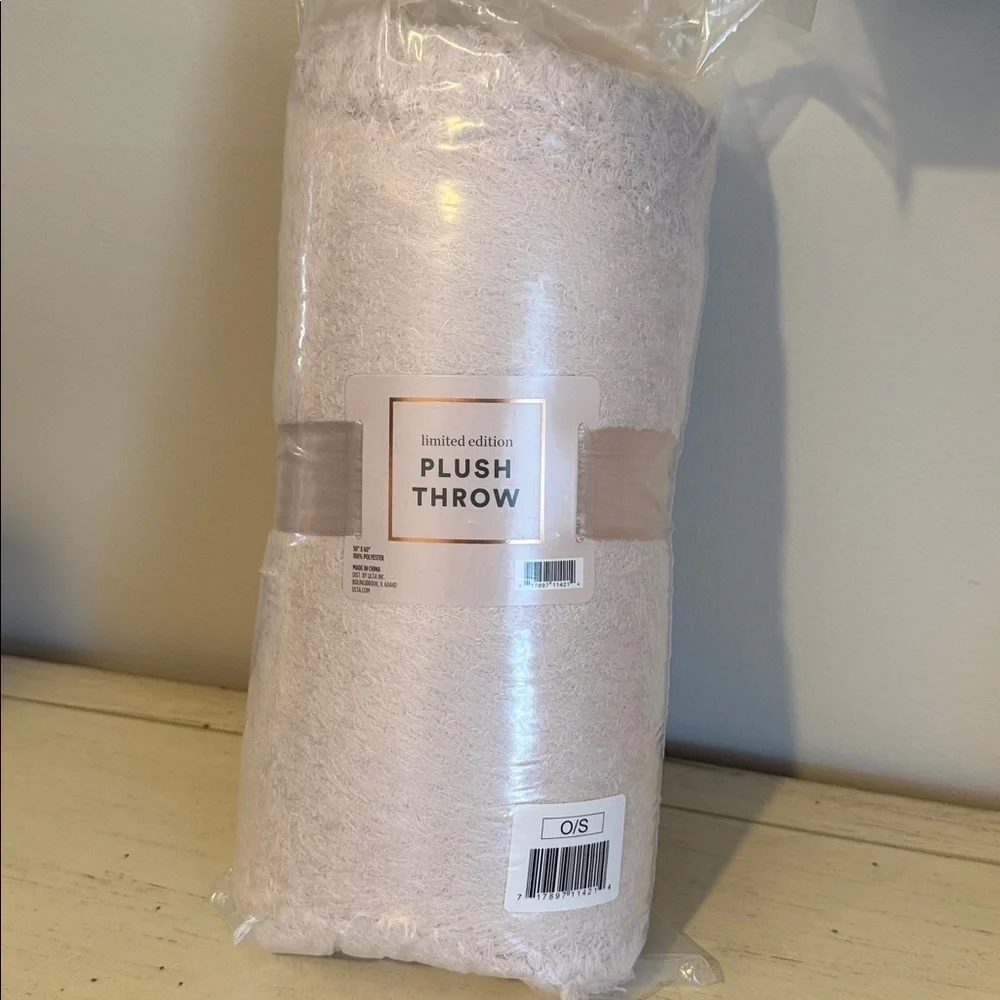 Ulta Beauty Cream Plush Throw 50x60